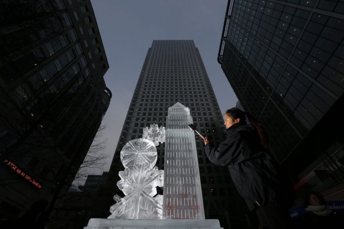 How to Build an Ice Sculpture (12 pics)