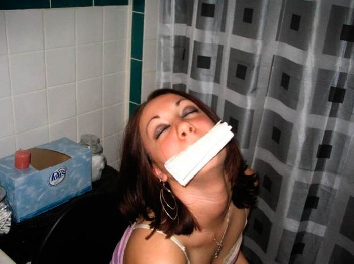 Drunk Girls Love Bathrooms (88 pics)