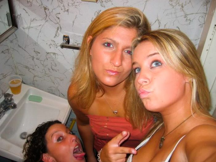 Drunk Girls Love Bathrooms (88 pics)