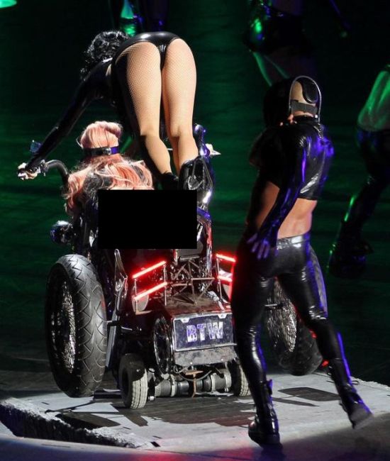 Lady Gaga's Pants Split On Stage in Vancouver (5 pics)