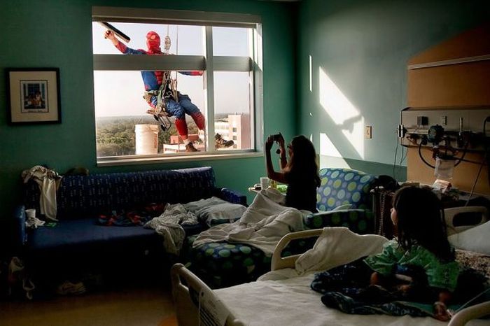 Superheroes Clean Windows (10 pics)