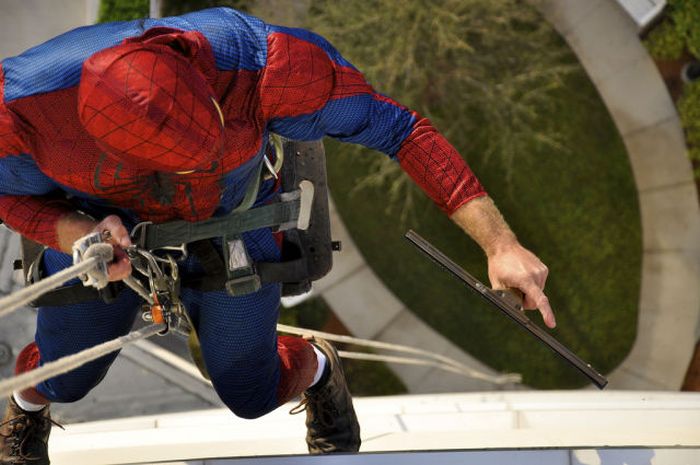 Superheroes Clean Windows (10 pics)