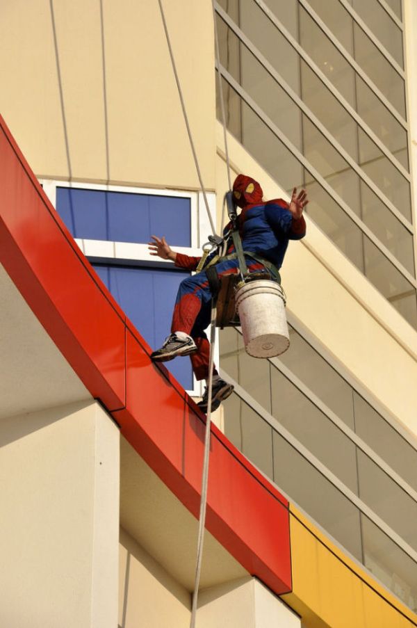 Superheroes Clean Windows (10 pics)