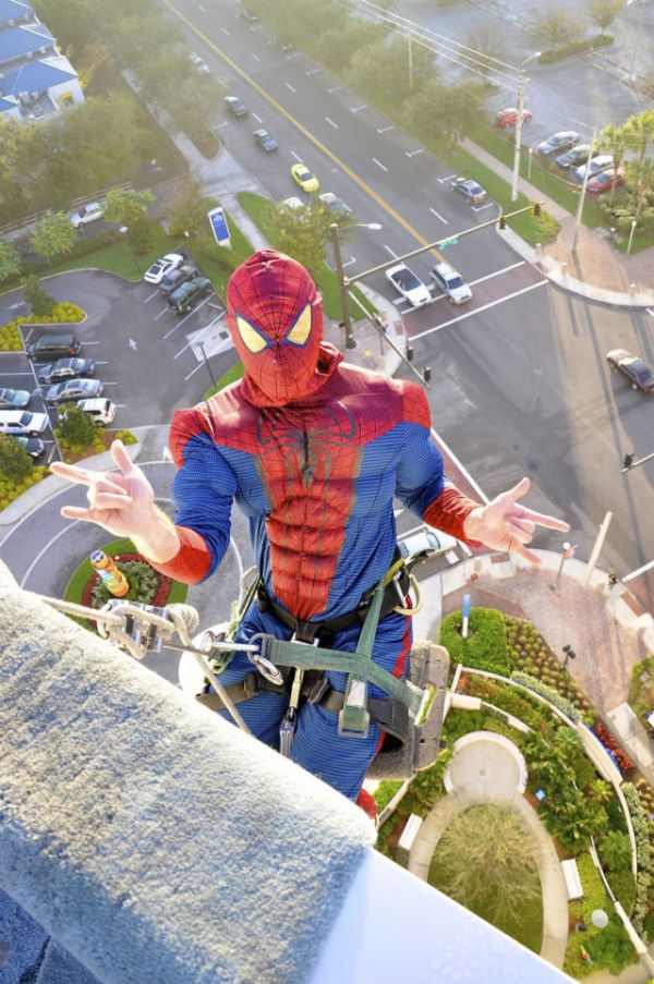 Superheroes Clean Windows (10 pics)
