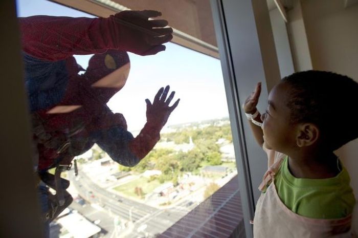 Superheroes Clean Windows (10 pics)