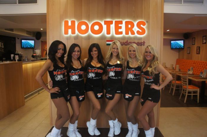 Hooters Girls from Budapest (86 pics)