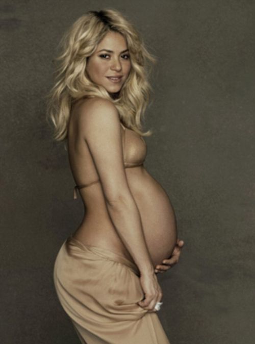 Pregnant Shakira Shows Her Pregnant Belly (10 pics)