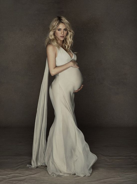 Pregnant Shakira Shows Her Pregnant Belly (10 pics)