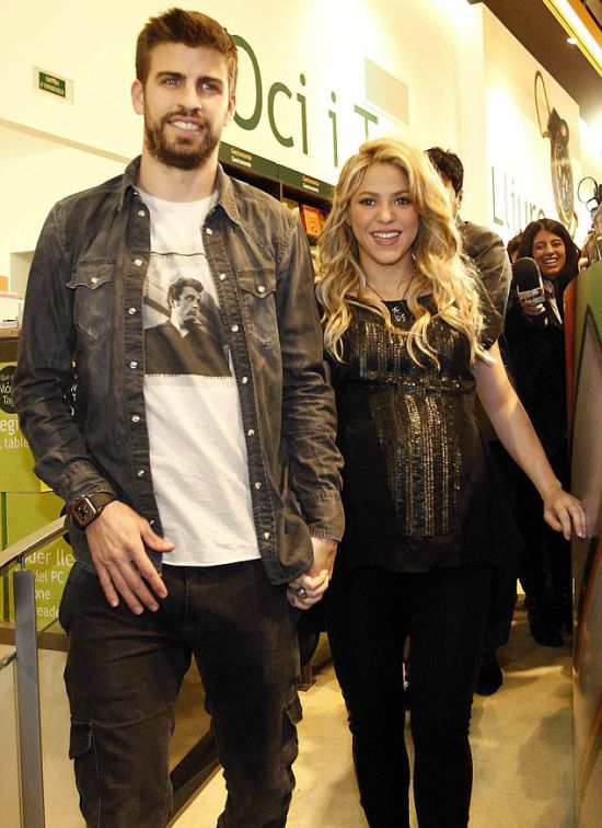 Pregnant Shakira Shows Her Pregnant Belly (10 pics)