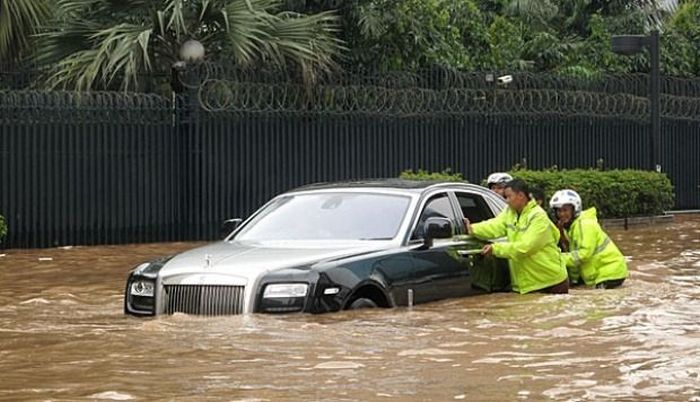 Flooded Rolls-Royce Ghost (12 pics)