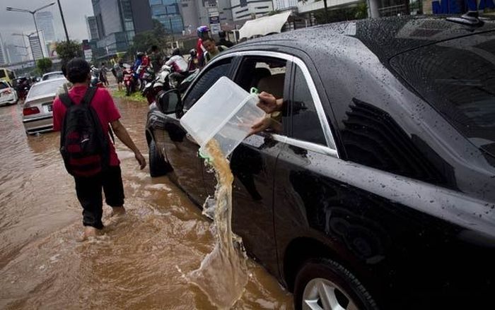 Flooded Rolls-Royce Ghost (12 pics)