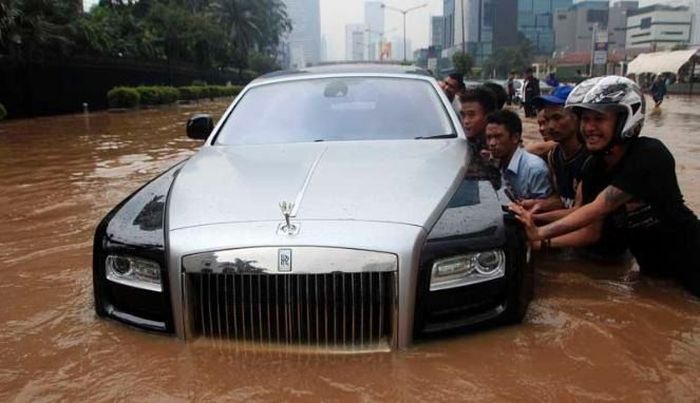 Flooded Rolls-Royce Ghost (12 pics)