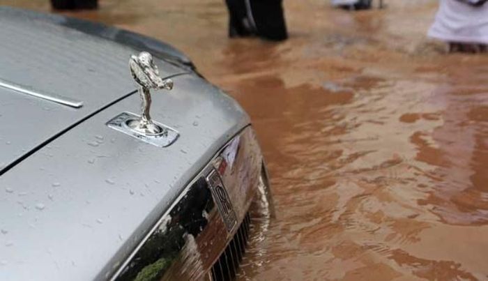 Flooded Rolls-Royce Ghost (12 pics)