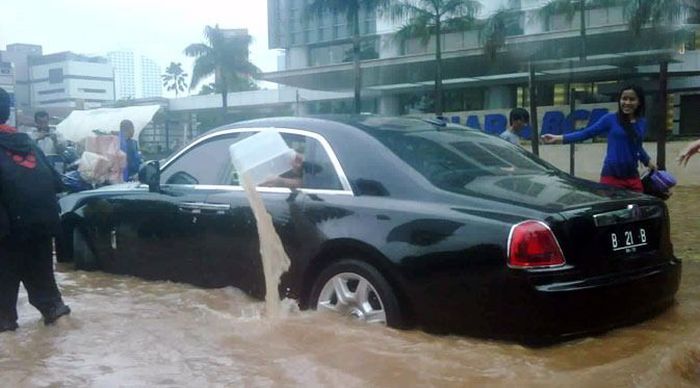 Flooded Rolls-Royce Ghost (12 pics)