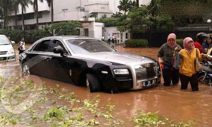 Flooded Rolls-Royce Ghost (12 pics)