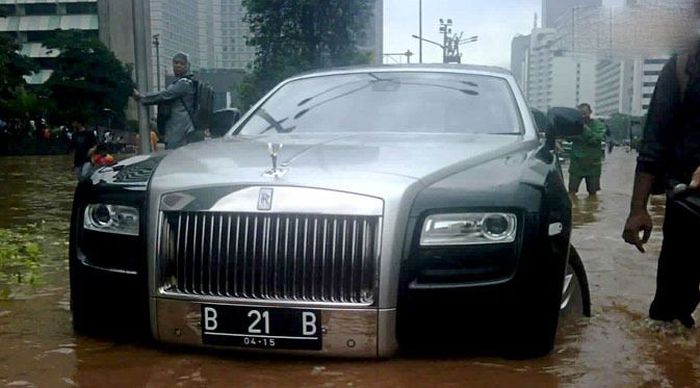 Flooded Rolls-Royce Ghost (12 pics)