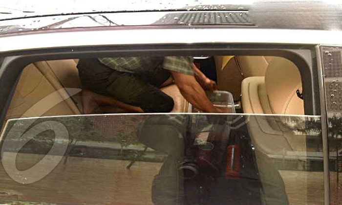 Flooded Rolls-Royce Ghost (12 pics)