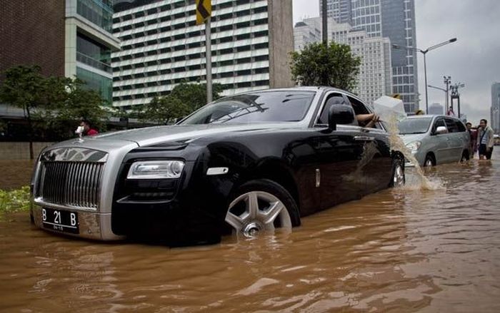 Flooded Rolls-Royce Ghost (12 pics)