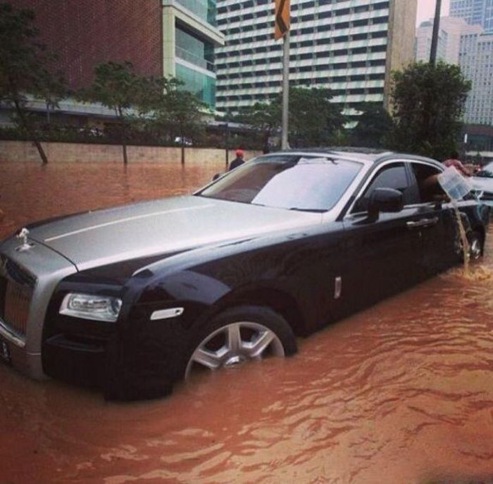 Flooded Rolls-Royce Ghost (12 pics)
