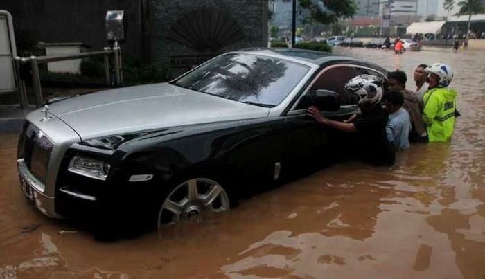 Flooded Rolls-Royce Ghost (12 pics)