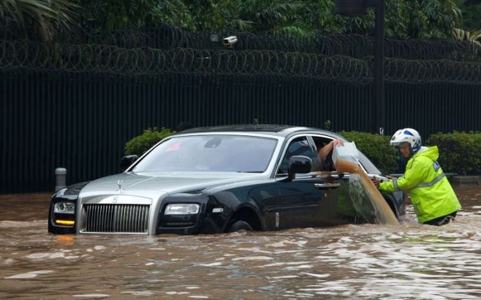 Flooded Rolls-Royce Ghost (12 pics)