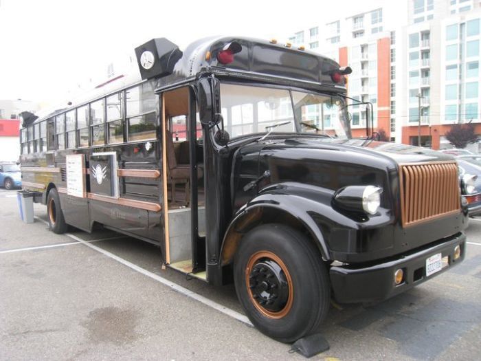 Restaurant Inside an Old School Bus (20 pics)