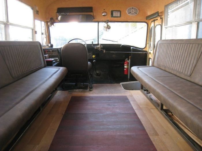 Restaurant Inside an Old School Bus (20 pics)