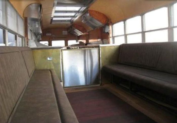 Restaurant Inside an Old School Bus (20 pics)