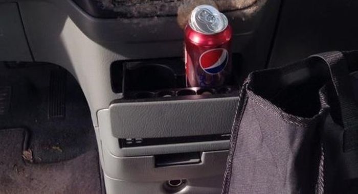Can of Soda Inside a Frozen Car (3 pics)