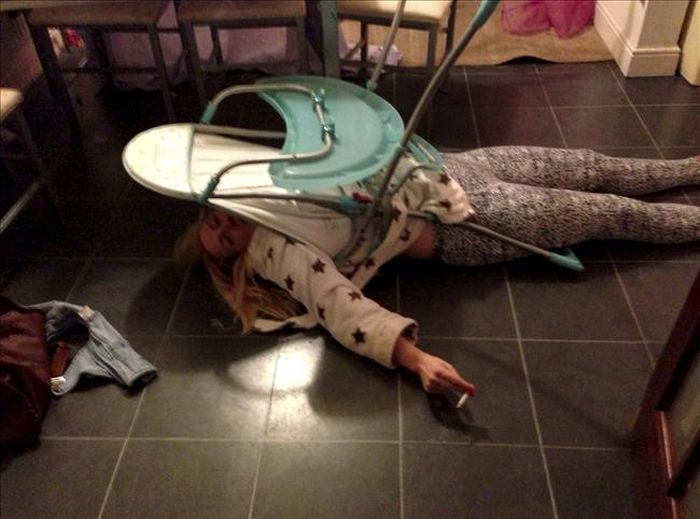 Drunk Mom Got Stuck in a Baby Chair (5 pics) photo image