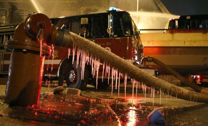 Abandoned Chicago Warehouse Covered in Ice (15 pics)