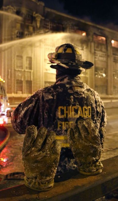 Abandoned Chicago Warehouse Covered in Ice (15 pics)