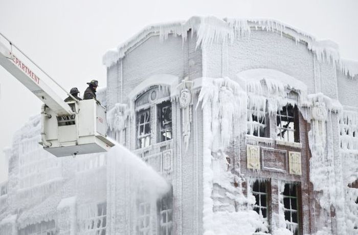 Abandoned Chicago Warehouse Covered in Ice (15 pics)