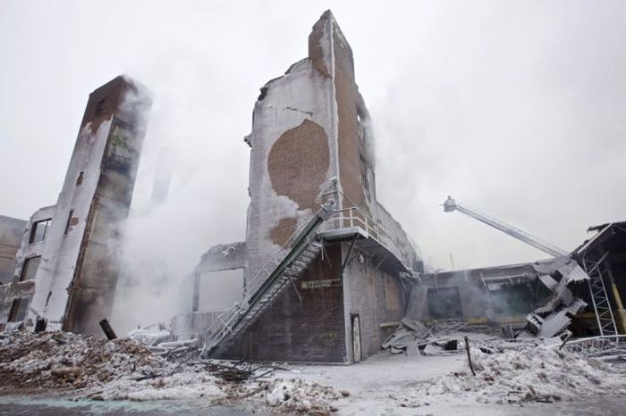 Abandoned Chicago Warehouse Covered in Ice (15 pics)