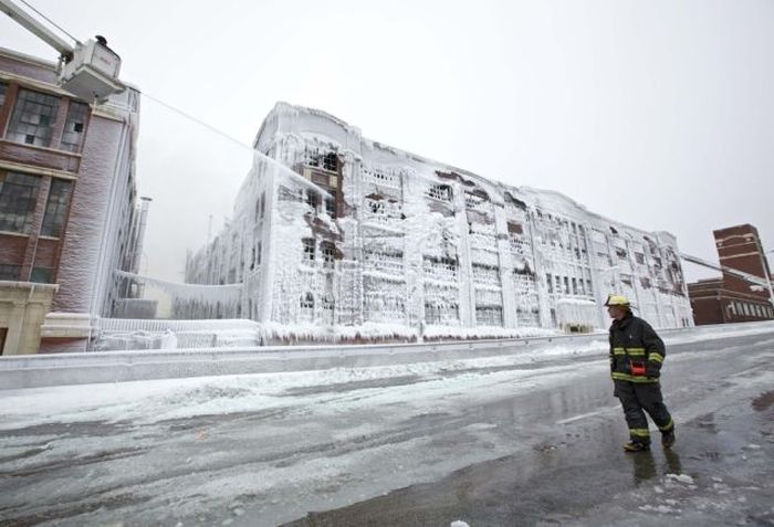 Abandoned Chicago Warehouse Covered in Ice (15 pics)