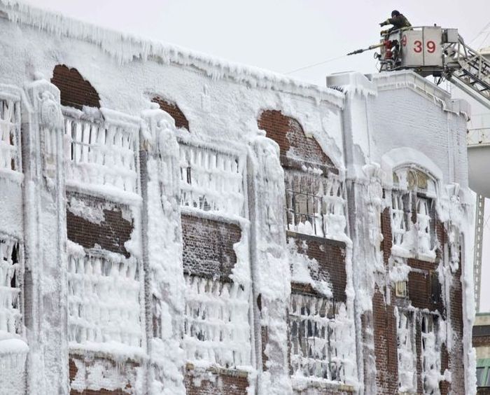Abandoned Chicago Warehouse Covered in Ice (15 pics)