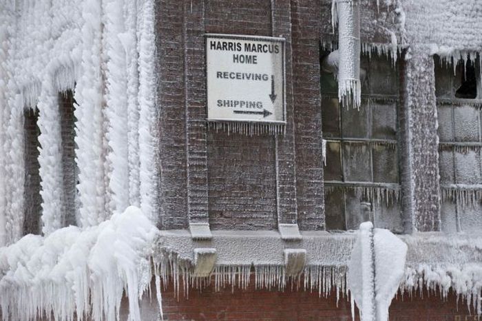 Abandoned Chicago Warehouse Covered in Ice (15 pics)