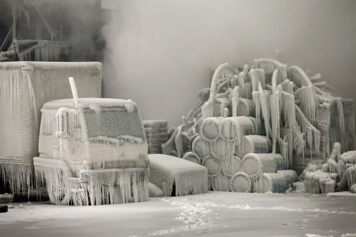 Abandoned Chicago Warehouse Covered in Ice (15 pics)
