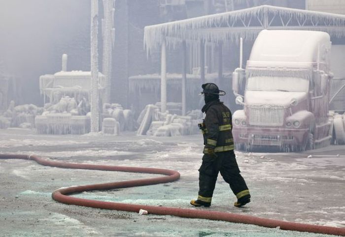 Abandoned Chicago Warehouse Covered in Ice (15 pics)