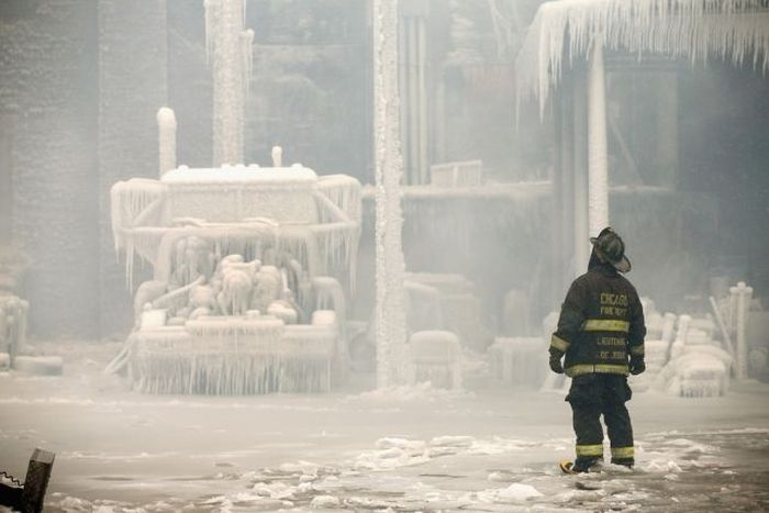Abandoned Chicago Warehouse Covered in Ice (15 pics)