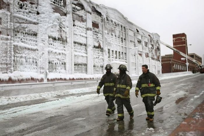 Abandoned Chicago Warehouse Covered in Ice (15 pics)