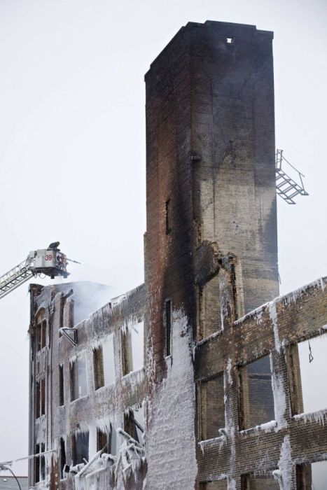 Abandoned Chicago Warehouse Covered in Ice (15 pics)
