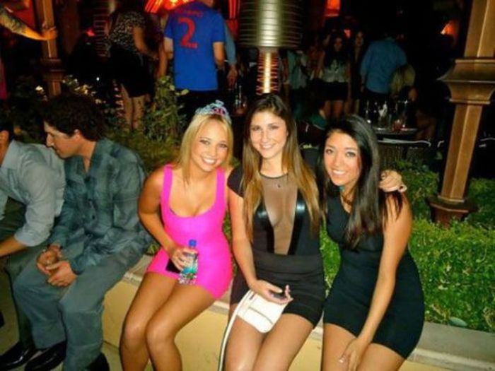 Pretty Girls in Tight Dresses. Part 6 (52 pics)