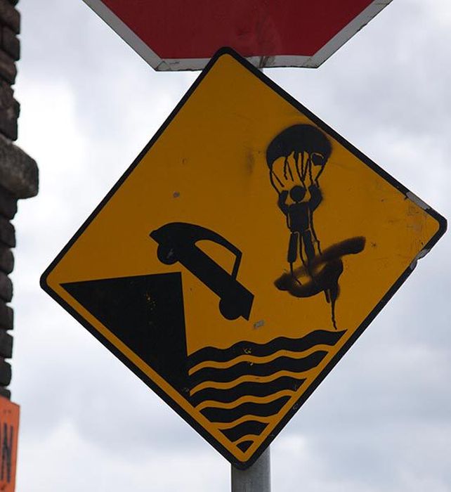 The Best Hacked Street Signs (24 pics)
