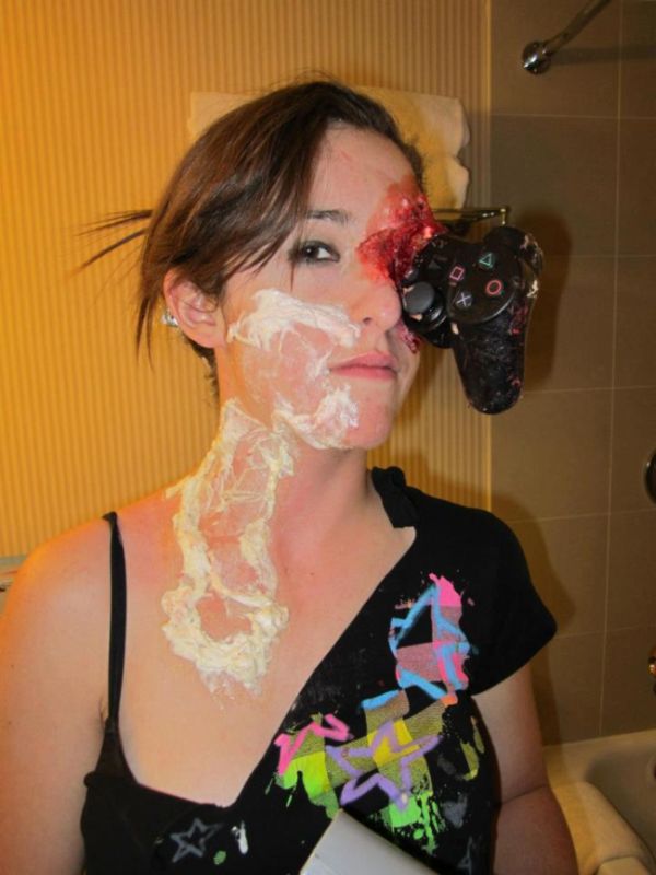 Zombie Gamer Girl (8 pics)