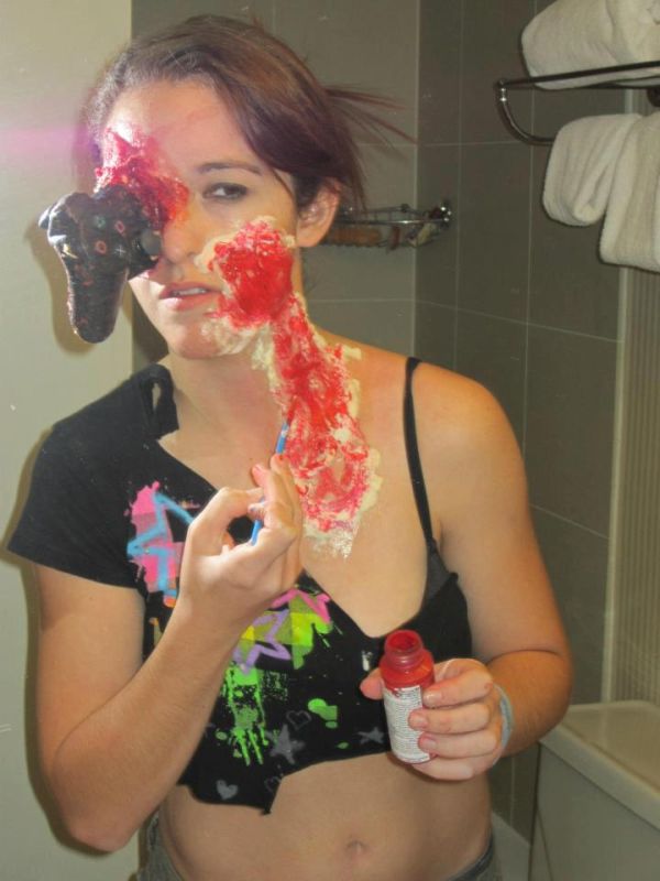Zombie Gamer Girl (8 pics)