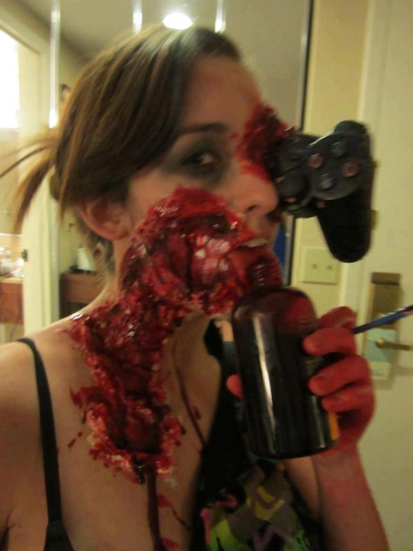 Zombie Gamer Girl (8 pics)