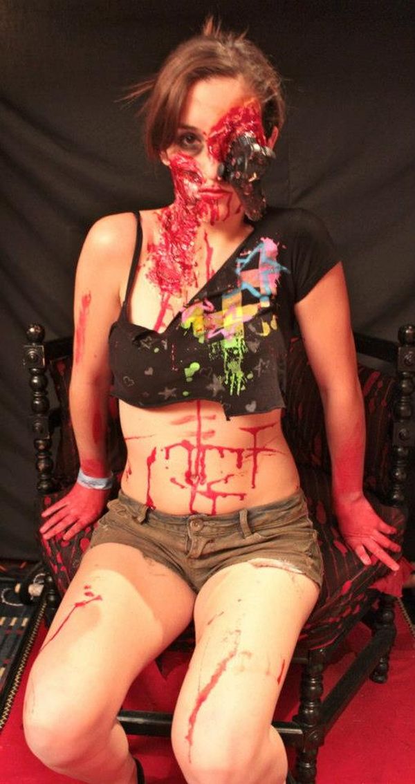 Zombie Gamer Girl (8 pics)