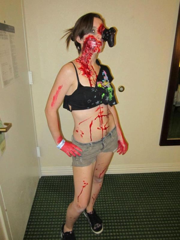 Zombie Gamer Girl (8 pics)