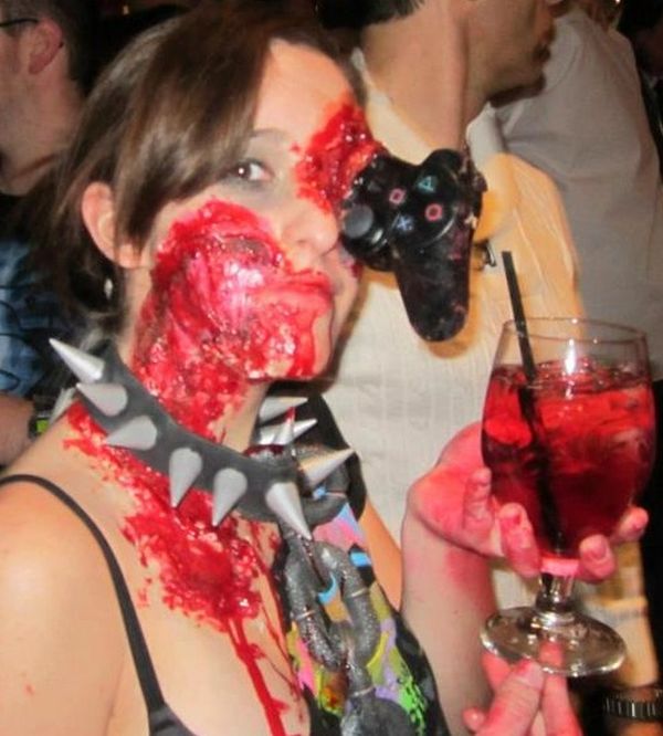 Zombie Gamer Girl (8 pics)